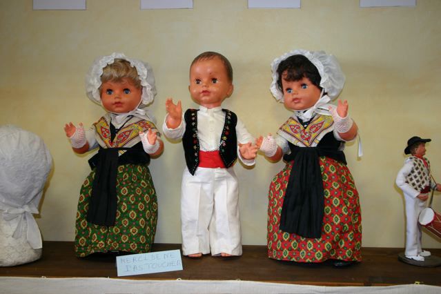 poupées habillées en costumes traditionnel provençal, JEP 2009 - Les Chemins du Patrimoine -
Saint-Julien-le-Montagnier
