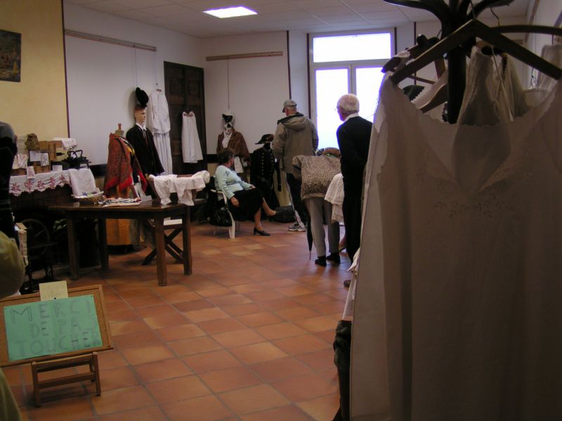 visiteurs expo costume traditionnel provençal, JEP 2009 - Les Chemins du Patrimoine -
Saint-Julien-le-Montagnier