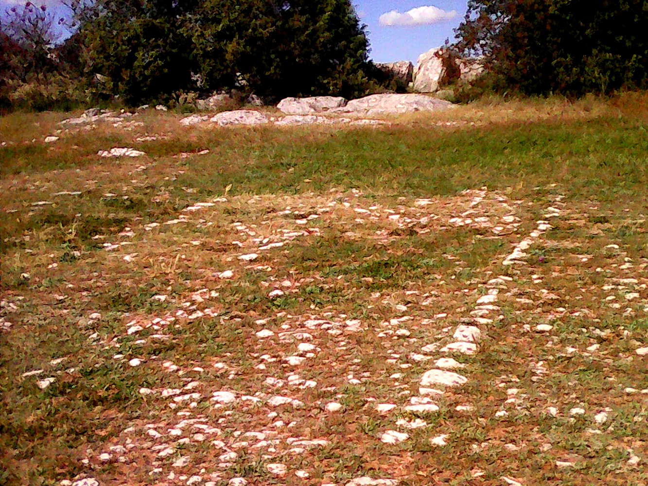 Calade - une chaussée pavée de galets - Vieux-Village - Saint-Julien-le-Montagnier