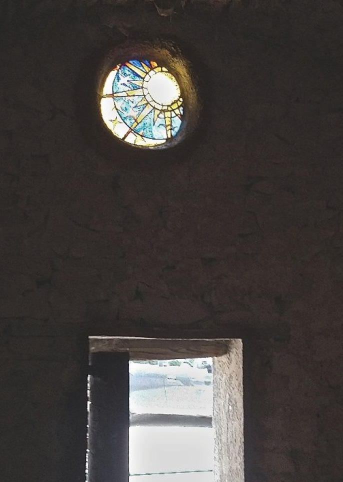 Chapelle de l'Éclou Saint-Bernard - vitrail de Jeannot Gindorff vue intérieure - Saint-Julien-le-Montagnier - Les Chemins du Patrimoine